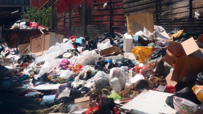 Basura acumulada en las calles de San Miguelito, una de las principales preocupaciones de los residentes del distrito.