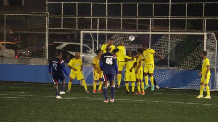 José ‘Potin’ Velázquez ejecuta el tiro libre que terminaría en el gol decisivo para darle el campeonato a Panamá Legend en la final de la Máster 50.