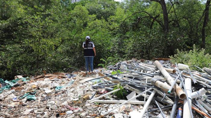 Basura, llantas y escombros contaminan área de Puente del Rey