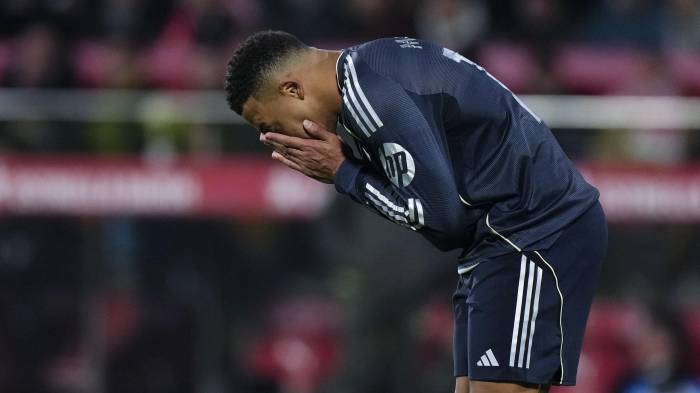 El delantero francés del Real Madrid, Kylian Mbappé, se lamenta tras el empate.