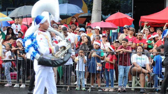 Música y emoción se vive en el ‘Desfile Ciudad de las Estrellas’