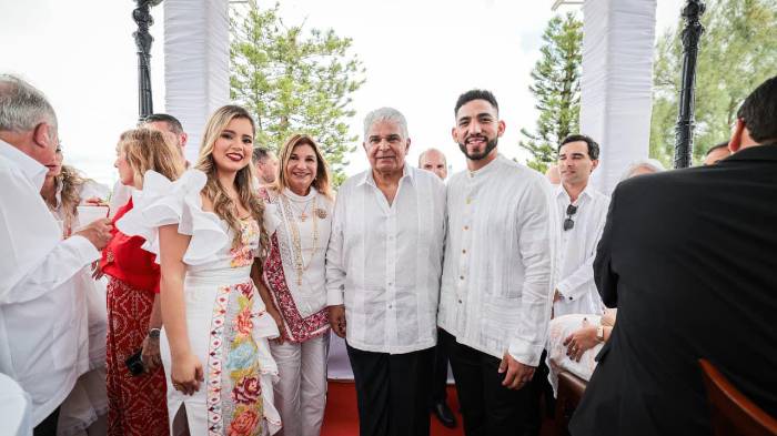 José Caballero junto al presidente Raúl Mulino, la primera dama Maricel Cohen de Mulino y su esposa Ana Lilena.