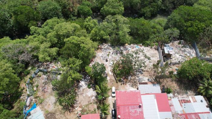 Basura, llantas y escombros contaminan área de Puente del Rey