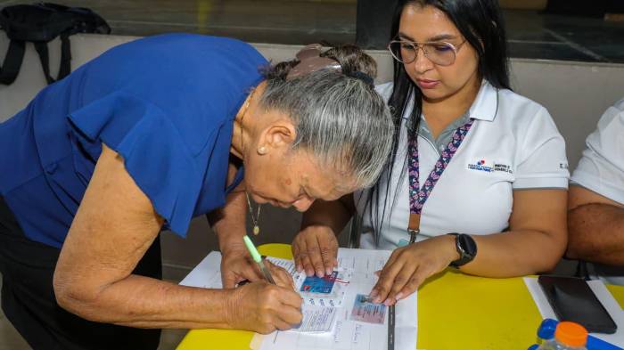 Ministra Carles entregó tarjetas clave social a nuevos beneficiarios en Herrera y Los Santos.