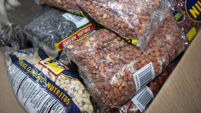 Las autoridades decomisaron 65 paquetes de frijoles infestados con gusanos.
