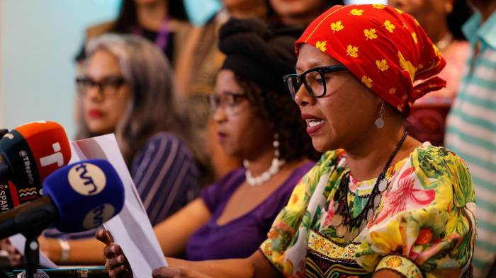Al menos 30 organizaciones feministas rechazaron la eliminación del Ministerio de la Mujer.