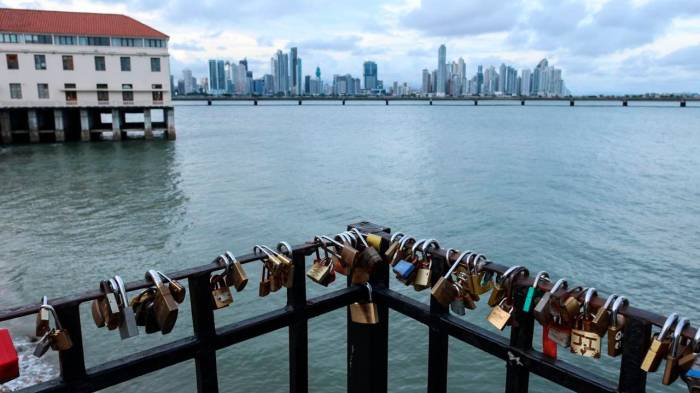 Candados del amor reposan en Casco Antiguo