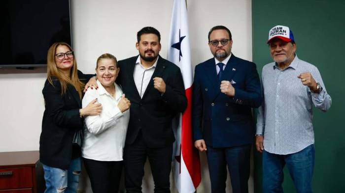 El ministro Julio Moltó y Roberto ‘Mano de Piedra’ Durán (ambos a la derecha) durante la presentación del proyecto de boxeo amateur que busca impulsar a jóvenes talentos panameños en el ámbito internacional.