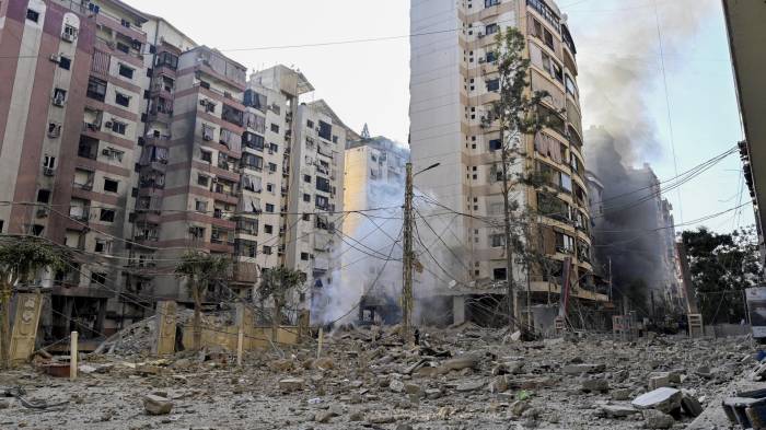 Vista de edificios de una zona residencial dañados tras un ataque aéreo israelí en Haret Hreik Dahieh, en Beirut, Líbano, el 05 de octubre de 2024. EFE/EPA/WAEL HAMZEH