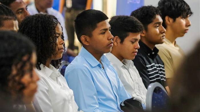 El programa Padrino Empresario brinda capacitación y una primera experiencia laboral a adolescentes de 15 a 17 años en situación de vulnerabilidad social.