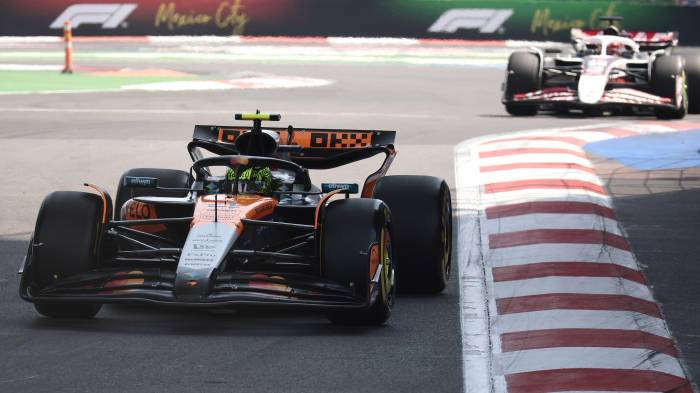El británico Lando Norris de McLaren, participa durante la tercera sesión de entrenamientos del Gran Premio de México de la Fórmula Uno este sábado, en el Autódromo Hermanos Rodríguez en Ciudad de México (México).