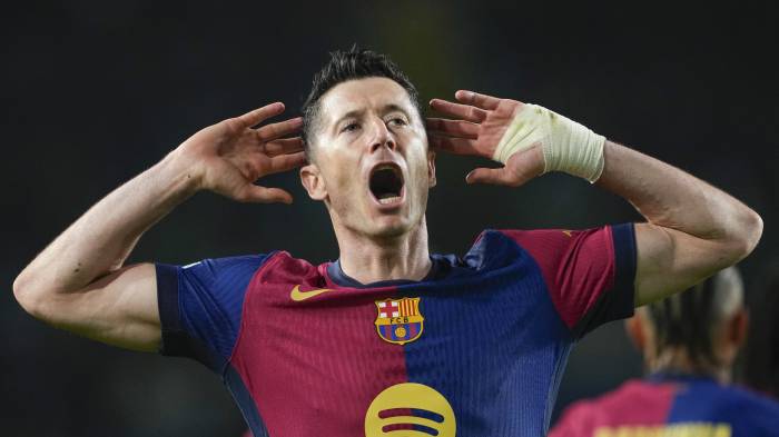 Robert Lewandowski marcó doblete.