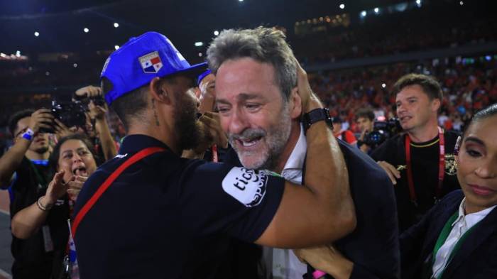 Thomas Christiansen fue muy emotivo, vivió como nunca el duelo contra El Salvador.