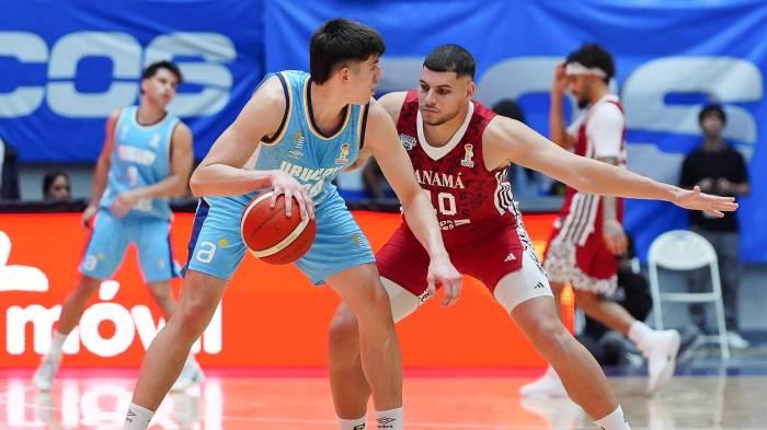 Justin Quintero (d) de Panamá disputa un balón con Joaquín Taboada de Uruguay el pasado jueves 27 de noviembre.