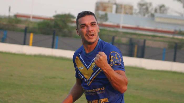 Delantero de 35 años pierde la vida en medio de un partido.