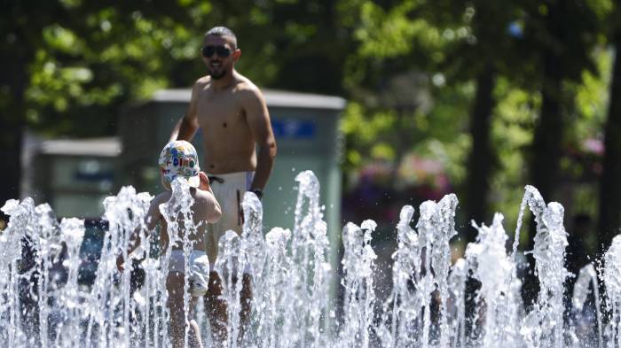 Se refresca en una fuente pública situada en Duisburgo, Alemania.