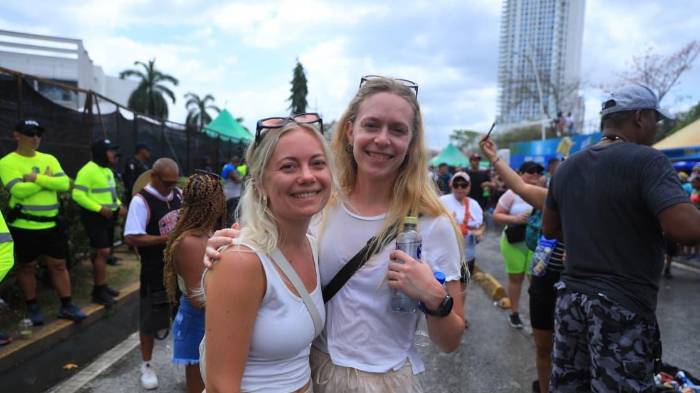 Muchos extranjeros asistieron a la Cinta Costera el sábado de carnaval.