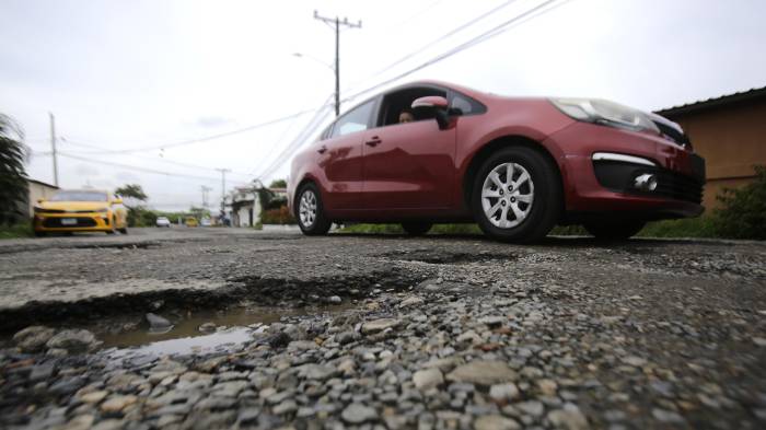 Huecos, baches o alcantarillas sin tapa ponen en riesgo a los conductores que transitan por las deterioradas carreteras de Panamá.