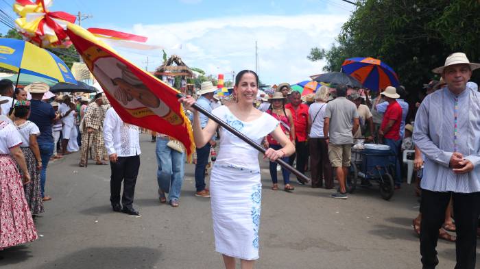 La ministra de Cultura, Maruja Herrera, participó en el tradicional desfile del Festival de la Mejorana.