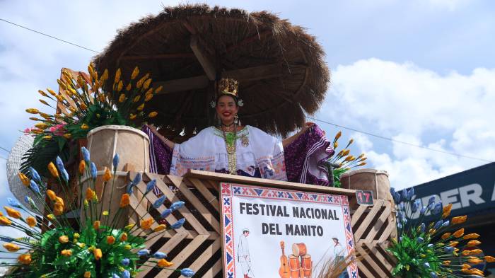 Las carretas engalanaron las calles de Guararé durante el tradicional desfile.