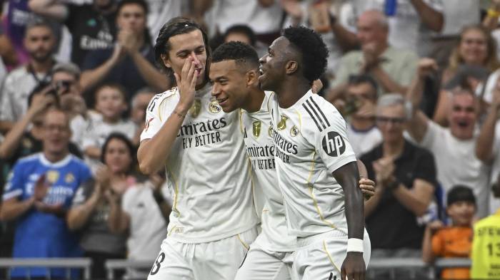 Kylian Mbappé celebra con Álvaro Carreras (iz) y Vinicius.