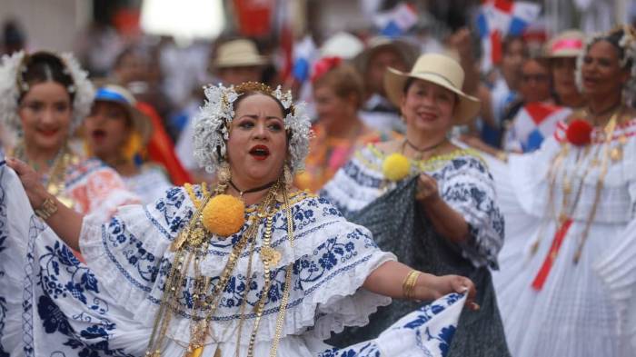 Lucieron con orgullo los atuendos típicos de Panamá durante el desfile del 4 de noviembre.