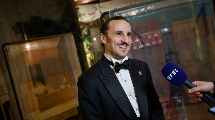 Una réplica de la primera vasija de cacao, de Ecuador, se exhibe en Madrid durante ARCO