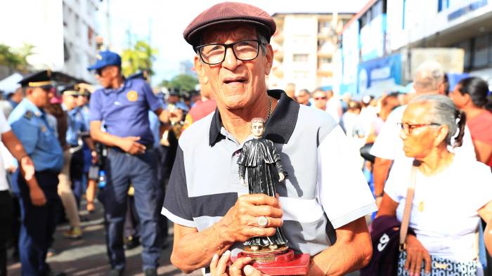 Hasta adultos mayores participaron en la procesión.
