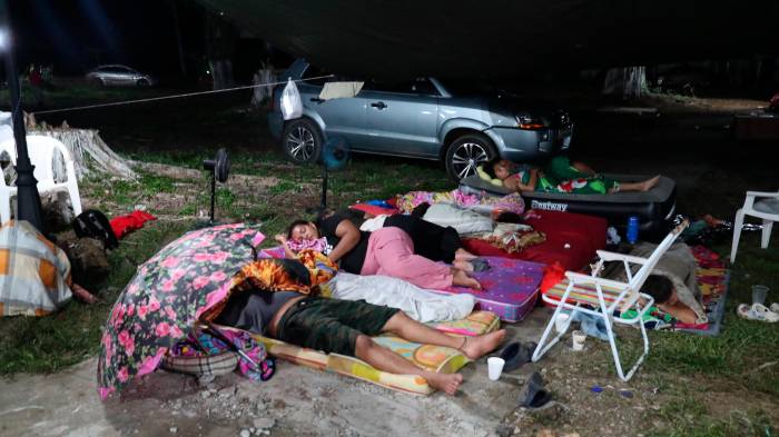 Familias acampan por miedo a réplicas.