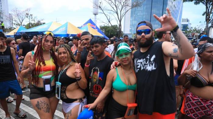 Chicas lucieron las tradicionales trenzas de colores.