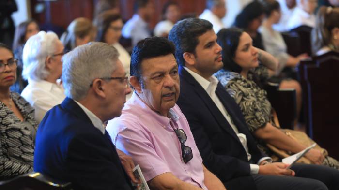 Músicos como Osvaldo Ayala asistieron a la despedida de ‘Yin Carrizo’.