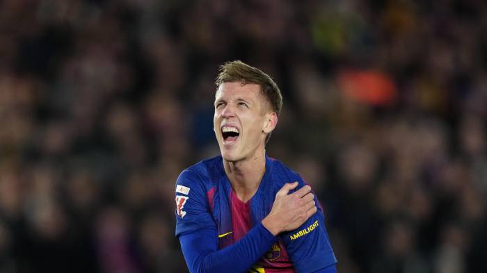El centrocampista del FC Barcelona, Dani Olmo, se duele tras conseguir el primer gol del equipo blaugrana durante el partido de la jornada 19 de LaLiga que FC Barcelona y Atlético de Madrid disputaro este martes en el estadio Spotify Camp Nou de Barcelona.
