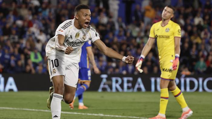 El delantero francés del Real Madrid, Kylian Mbappé, celebra el primer gol del equipo madridista.