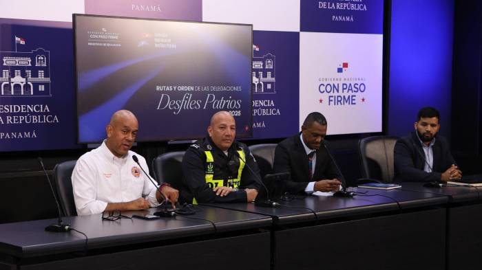 Autoridades durante la conferencia de prensa este martes 21 de octubre en la Presidencia, donde se anunciaron las rutas de los desfiles patrios 2025.