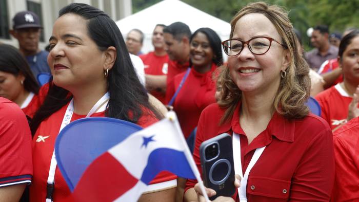 Fanáticas tampoco se perdieron la oportunidad de vivir el histórico anuncio de la convocatoria de Panamá al Mundial 2026 en el edificio de la Administración del Canal, en una jornada marcada por la emoción y la expectativa.