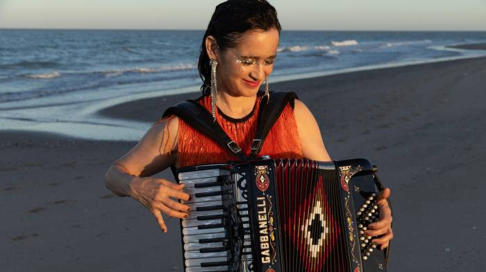 Julieta Venegas presentó “Norteña”, un álbum inspirado en sus raíces fronterizas y el regional mexicano.