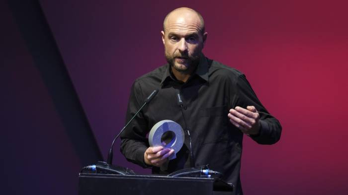 El director y animador Alberto Vázquez tras recibir el premio a ´Mejor largometraje´ por su trabajo ´Decorado´, durante la gala de entrega de los ´Premios Quirino de la Animación Iberoamericana´, celebrada este viernes en el Auditorio de Santa Cruz de Tenerife.