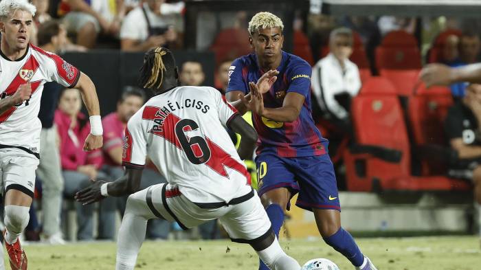 El centrocampista del Rayo Vallecano Pathé Ciss (i) lucha con Lamine Yamal, del FC Barcelona.