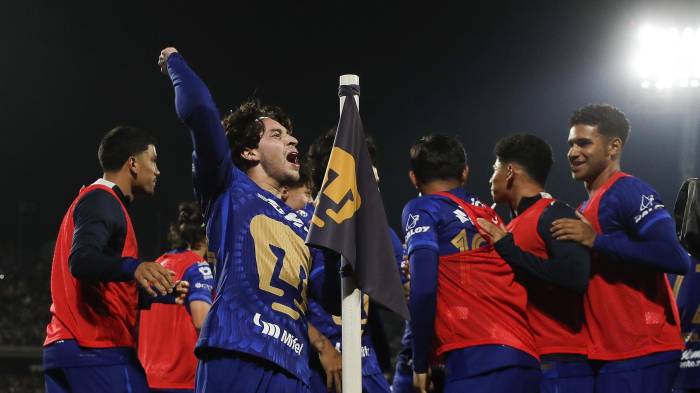 Jordan Carrillo de Pumas celebra un gol este domingo, durante el partido de vuelta por las semifinales de la Liga MX ante Pachuca en el estadio Olímpico Universitario en Ciudad de México (México).