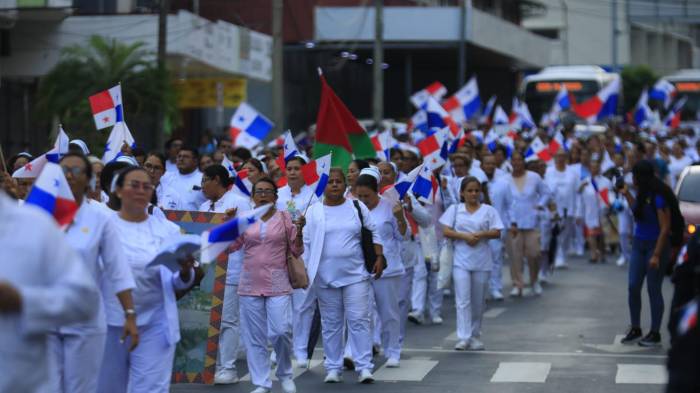 Protestas y marcha de enfermeras hacia la Plaza 5 de Mayo