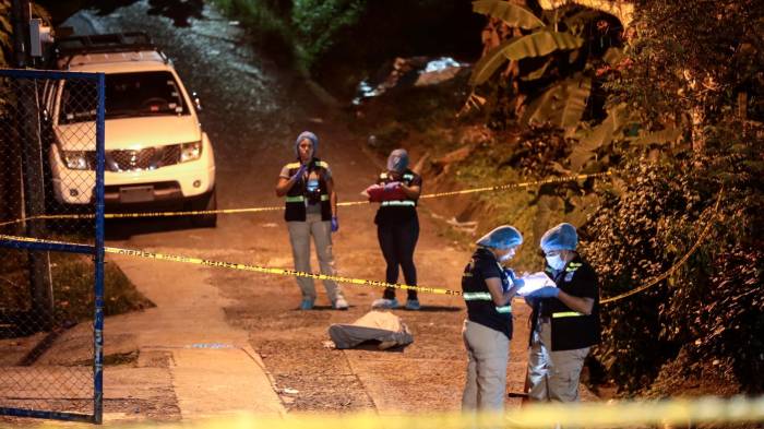 Pistoleros dispararon desde un auto contra 4 personas que estaban reunidas cerca de una canchita en Chilibre