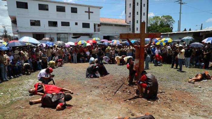 Panameños viven el Sábado Santo entre silencio y devoción
