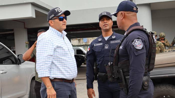 El director de la Policía Nacional, Jaime Fernández (izquierda), participó junto a autoridades de seguridad en la presentación de nuevas medidas destinadas a incrementar la presencia policial y la capacidad de respuesta frente a la delincuencia en Colón.