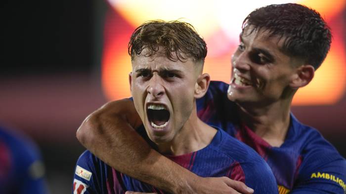 El centrocampista del Barcelona Fermín López celebra con Gerard Martín tras marcar el tercer gol.