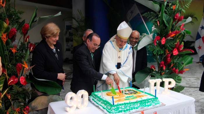 La Universidad de Panamá conmemoró sus 90 años de fundación.
