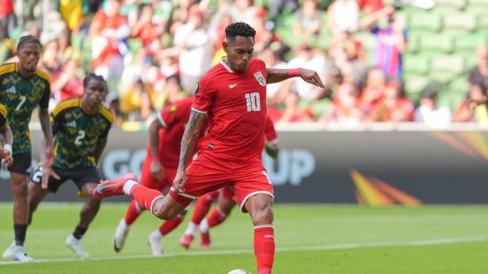 Ismael Díaz con tres goles en el partido.