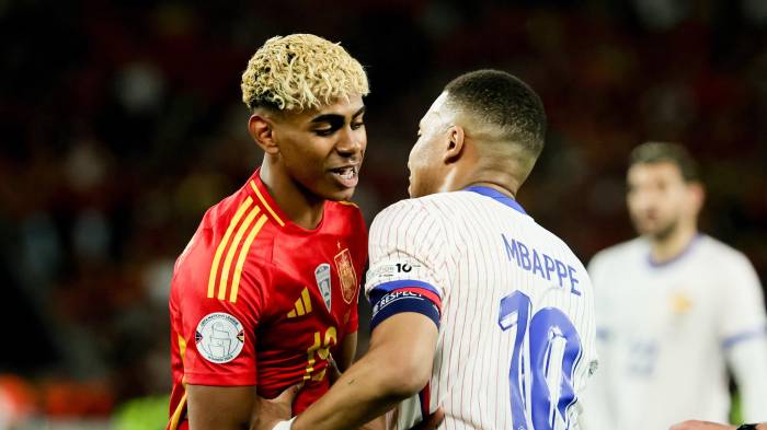 El español Lamine Yamal (I) y el francés Kylian Mbappe.