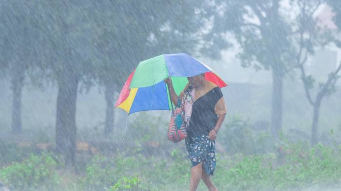 Se recomienda a los adultos mayores evitar salidas innecesarias durante la lluvia.