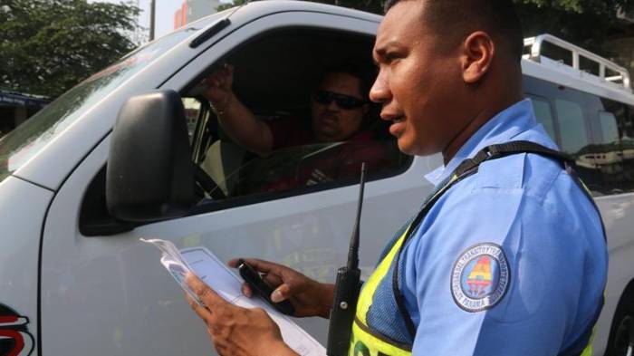 La ATTT tiene la facultad legal de suspender y retener la licencia de conducir si acumulas multas sin pagar.
