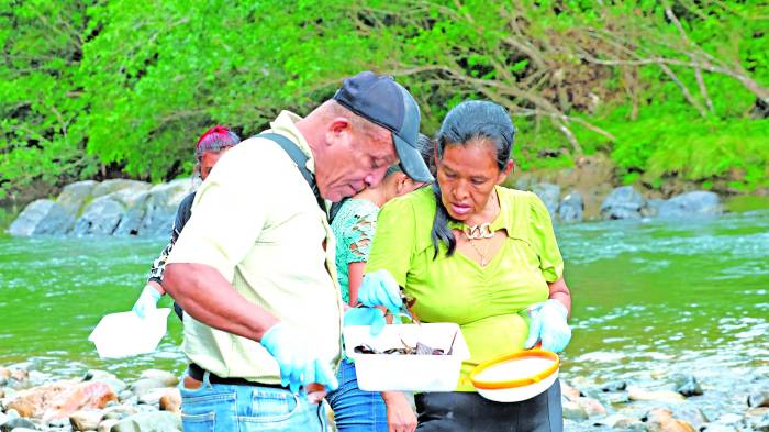 Comunidades cercanas a la mina lanzan programa para monitorear sus ríos